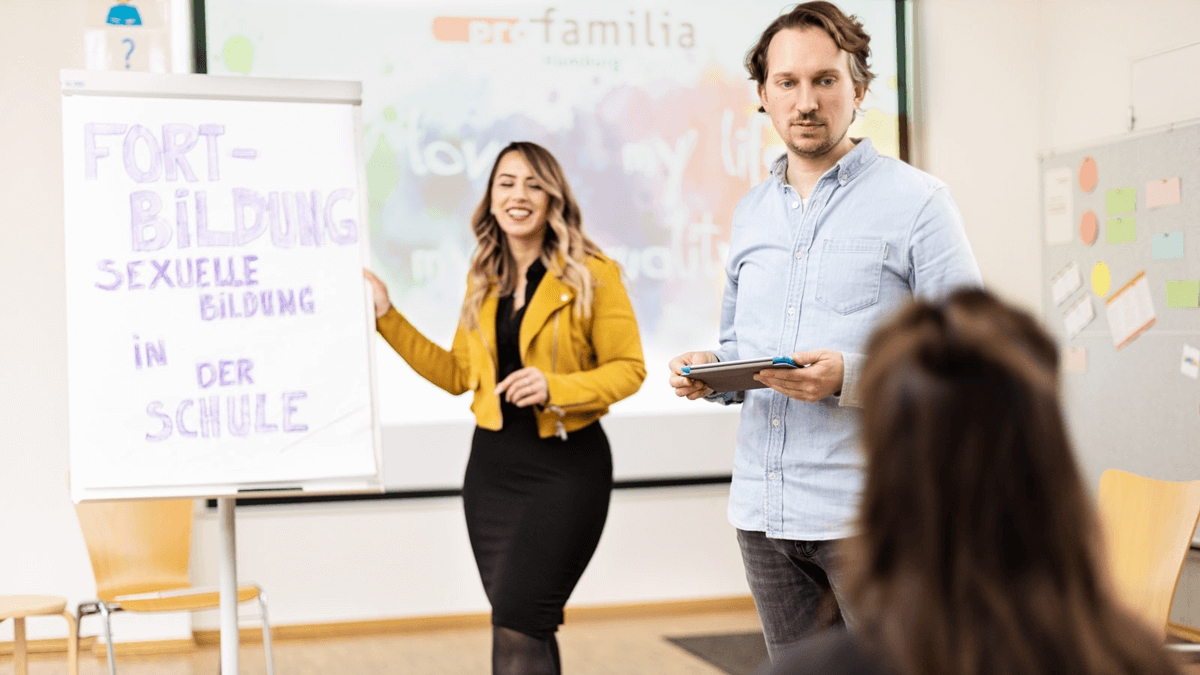 2 Personen an Flip-Chart